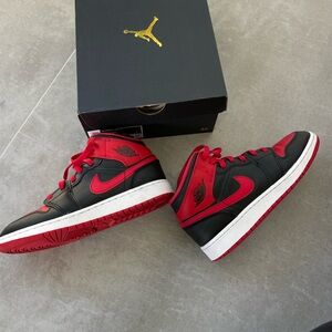 NIKE AIR JORDAN 1 MID (GS) 5Y Excellent Condition